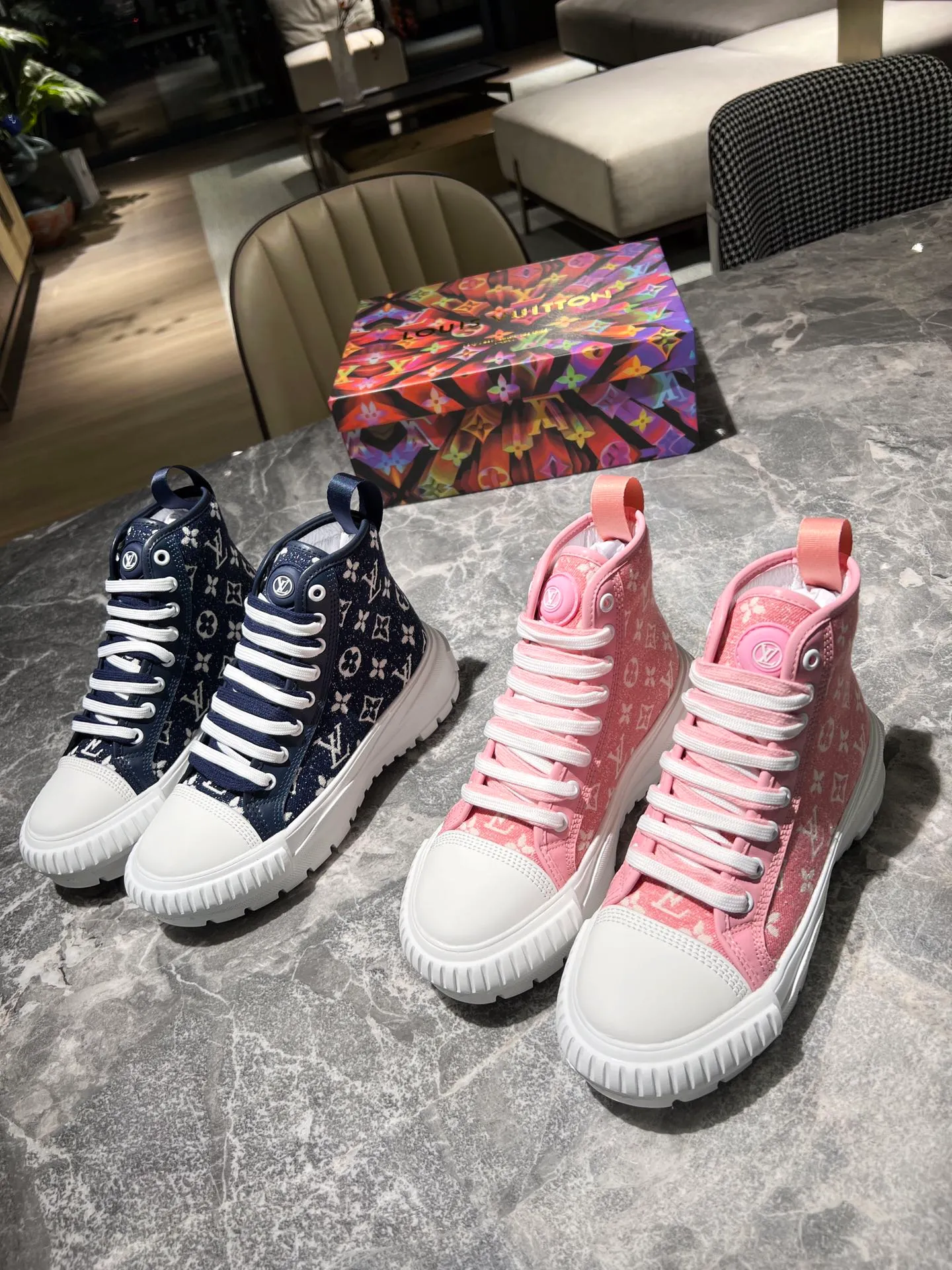 👟👟Ex-factory price 480👟👟 This LV Squad sneaker is made of Monogram denim to show the freshness of summer. A thick, lug rubber outsole remains lightweight, and is detailed with double laces, patent eyelets, and a rubber LV Circle patch on the tongue. Detailed Features Monogram denim Double laces Thick lugged rubber outsole Rubber LV Circle logo on tongue Color: Blue and Pink Size: 35-41